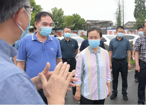 连华一行先后深入川西医院,冶金实验厂,金牧源养牛场